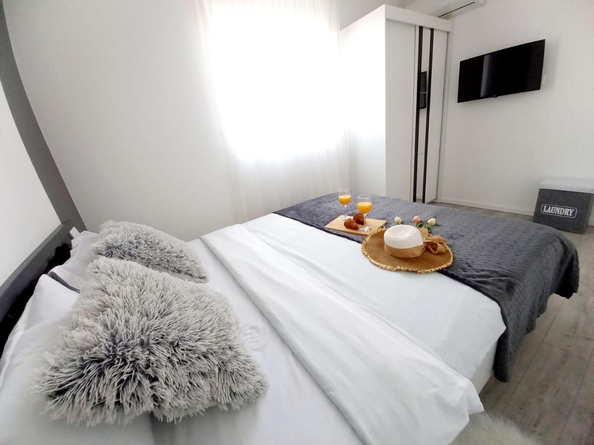 Villa Tia With Heated Pool & Jacuzzi Murvica  Ngoại thất bức ảnh